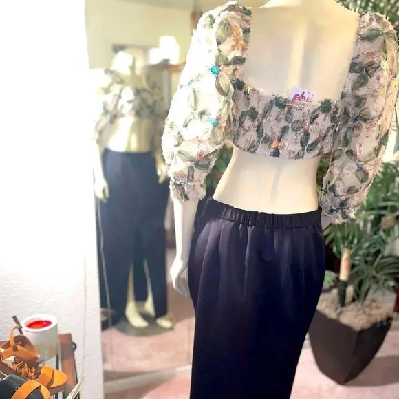 STORiA IVORY AND SAGE SEQUIN BABY DOLL CROP TOP WITH PUFF SLEEVES SIZE SMALL - Picture 15 of 15